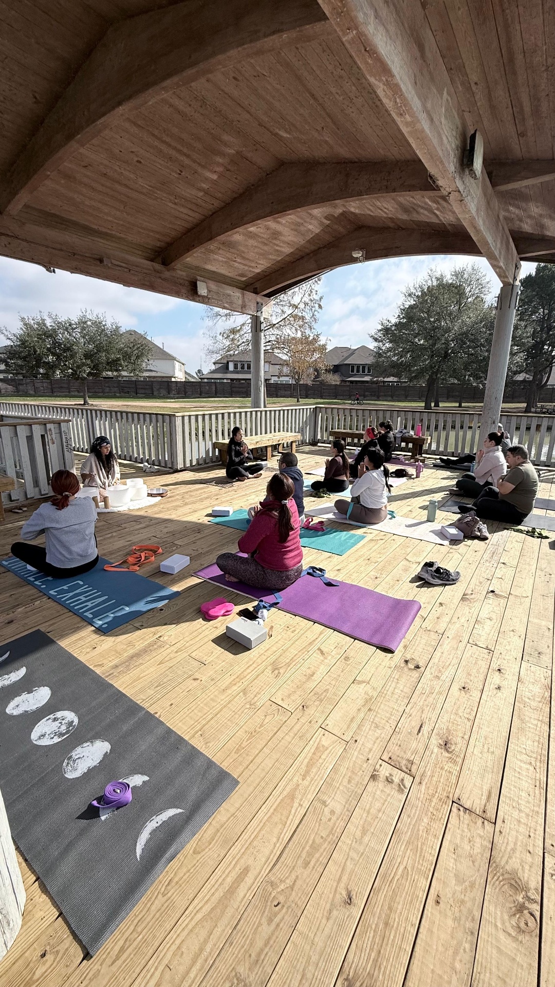 Estudiantes de Vimutti Yoga junto al lago