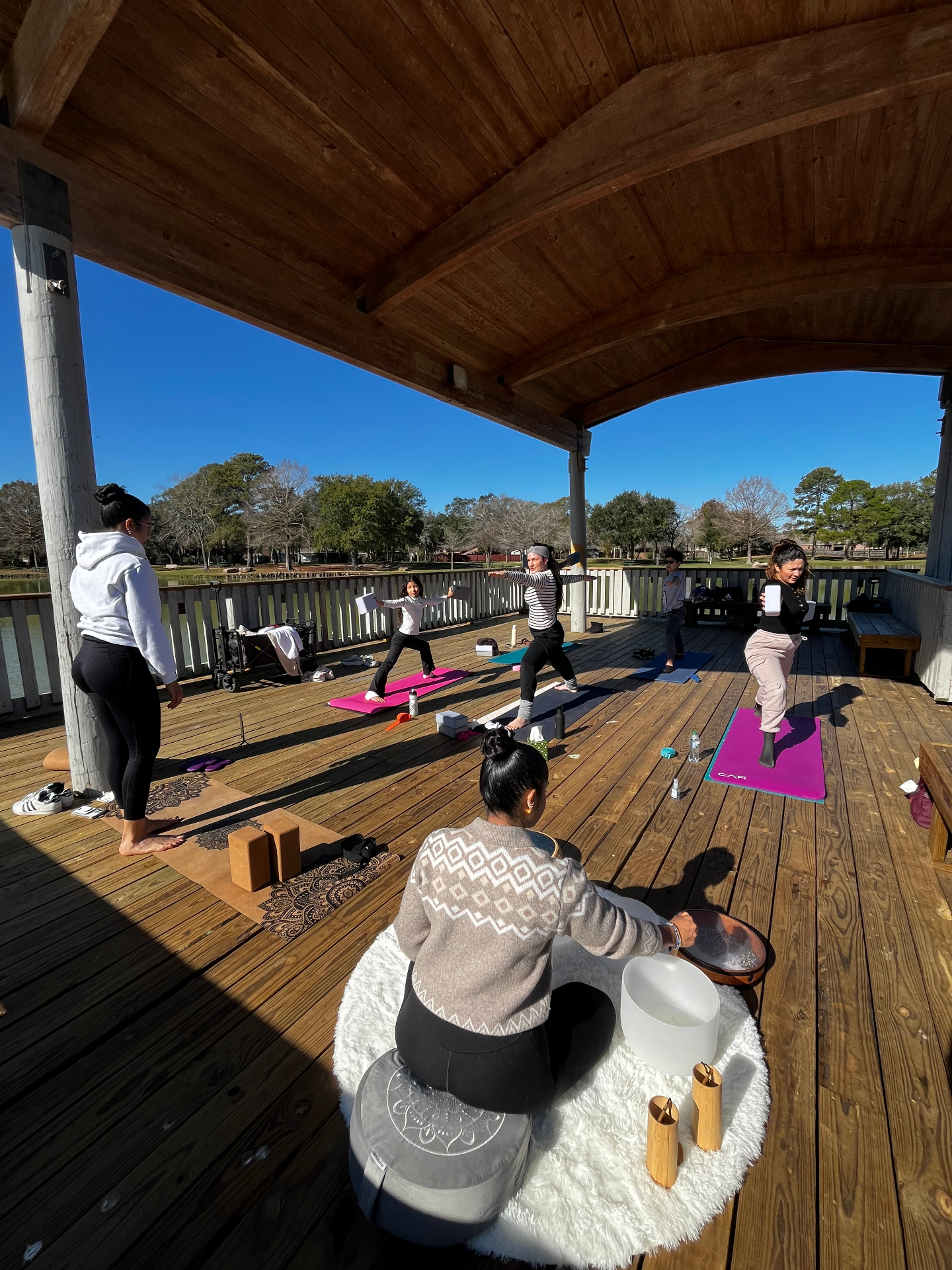 Comunidad de Vimutti Yoga en clase al aire libre